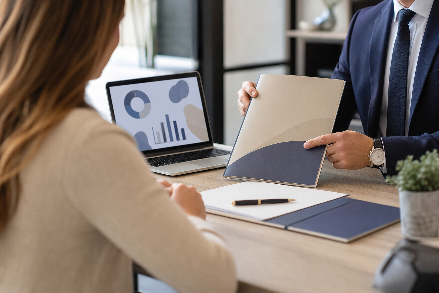 Conseiller en assurance vie analysant un dossier d’épargne avec un client dans un bureau lumineux