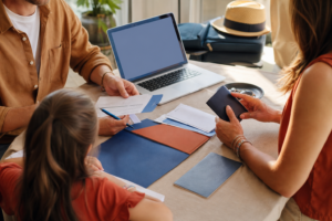 Famille préparant ses documents de santé avant un voyage en Europe