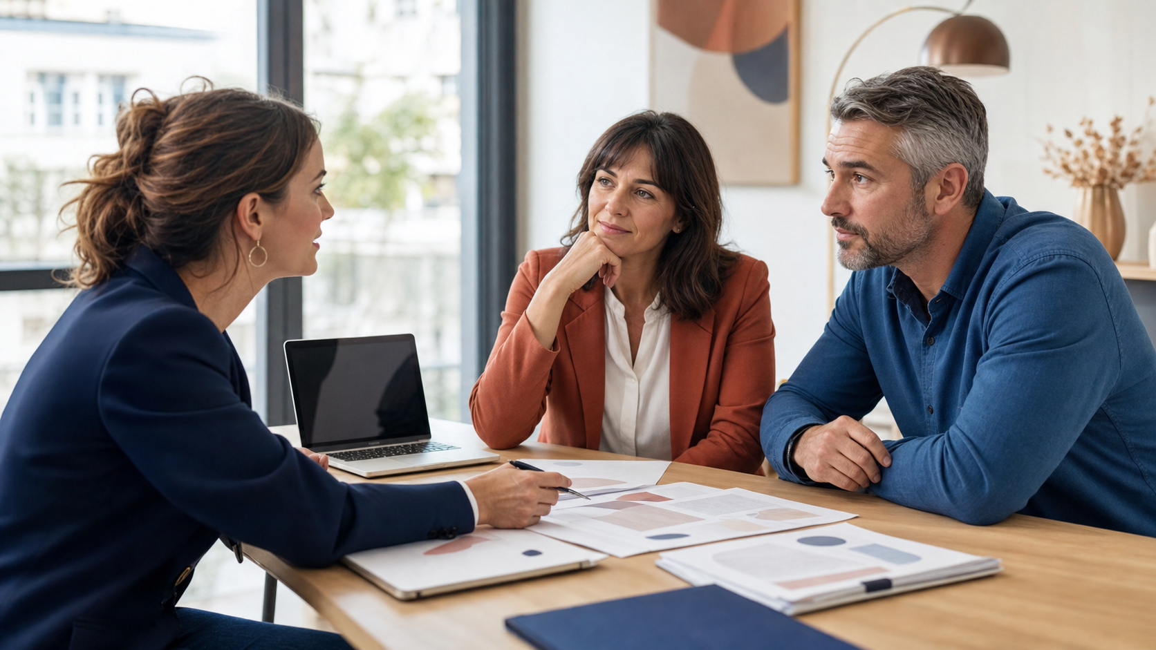 Conseillère santé expliquant un contrat de mutuelle à des assurés dans un bureau clair.