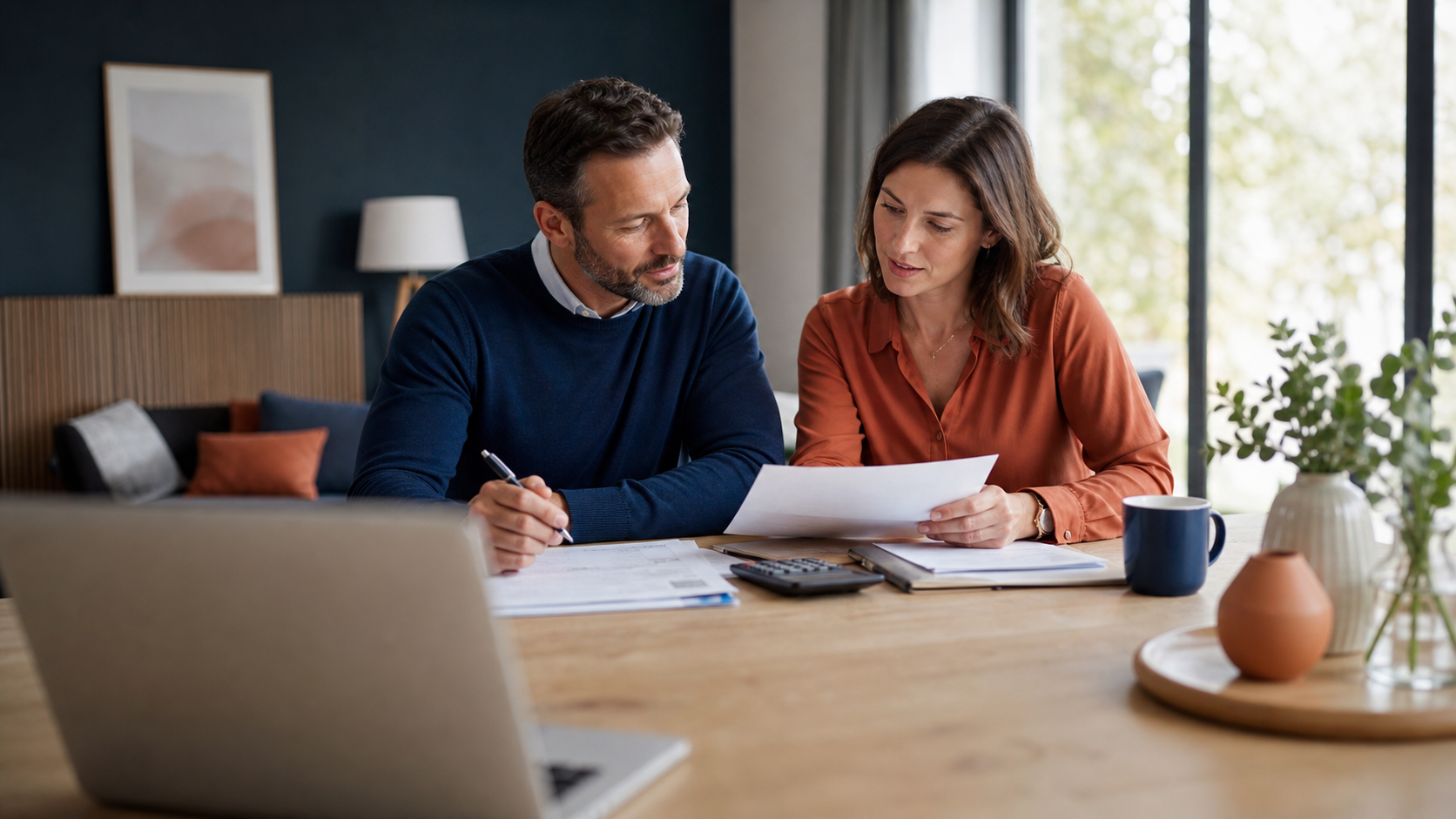 Couple étudiant un dossier de crédit immobilier avec un prêt en cours